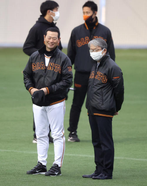 練習前、山口オーナー（右）と話をする桑田投手チーフコーチ補佐（撮影・狩俣裕三）