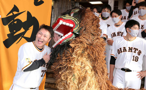 沖縄での巨人S班キャンプ前、沖宮を参拝した元木ヘッドコーチ（左）ら。右は菅野