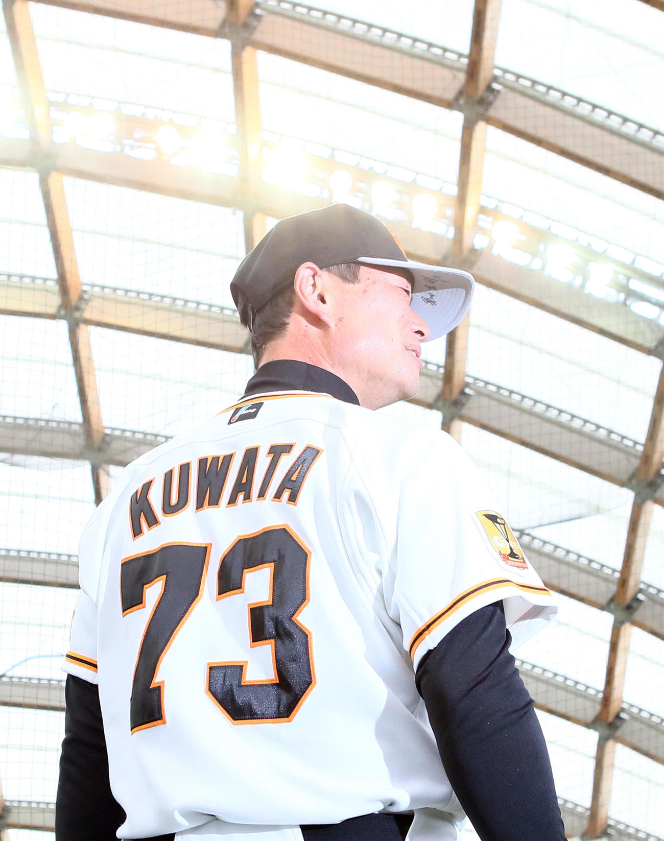背番号「73」のユニホーム姿を披露する巨人桑田投手チーフコーチ補佐（撮影・足立雅史）