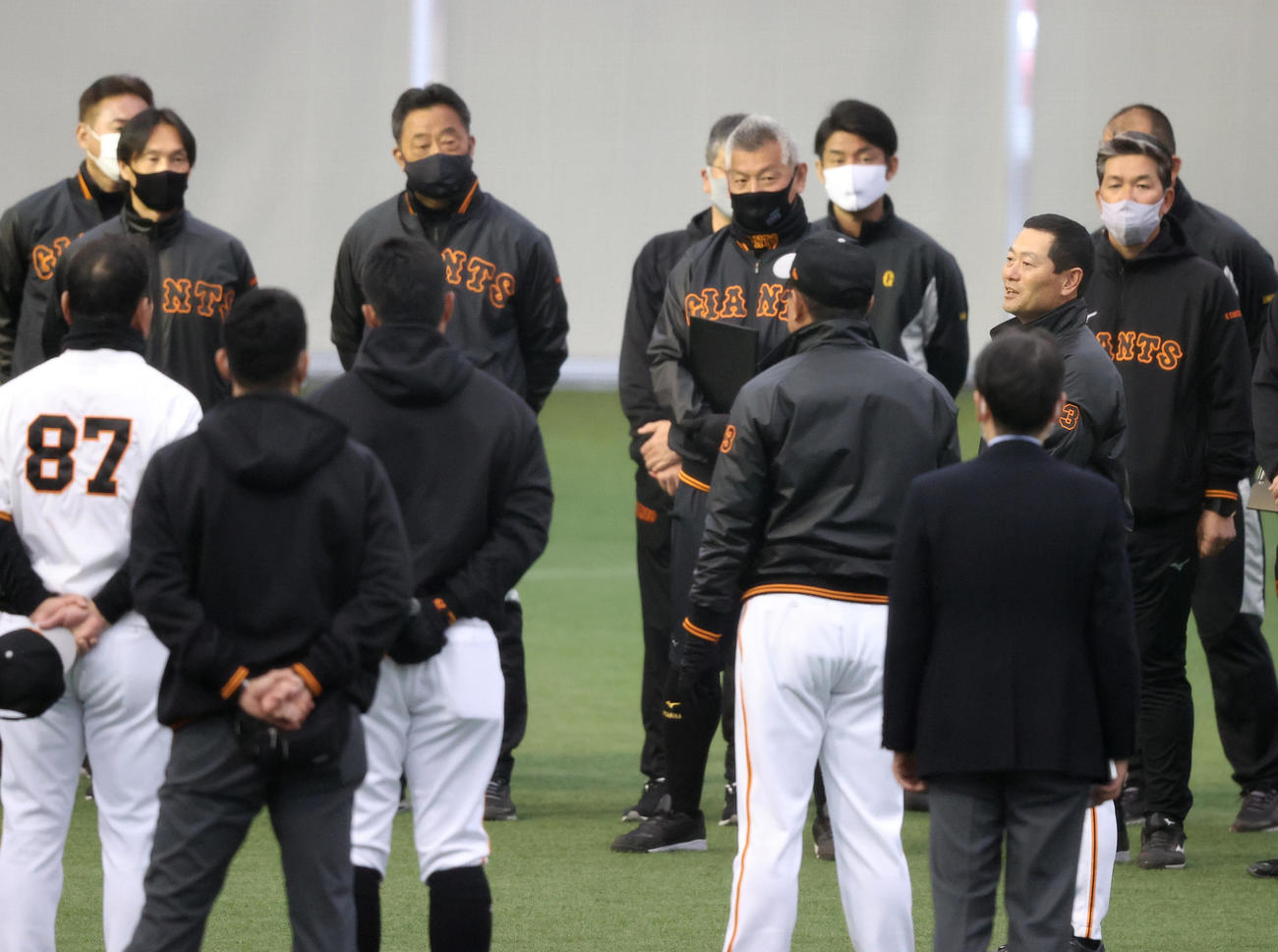 練習前、選手にあいさつする桑田投手チーフコーチ補佐（右）（撮影・狩俣裕三）