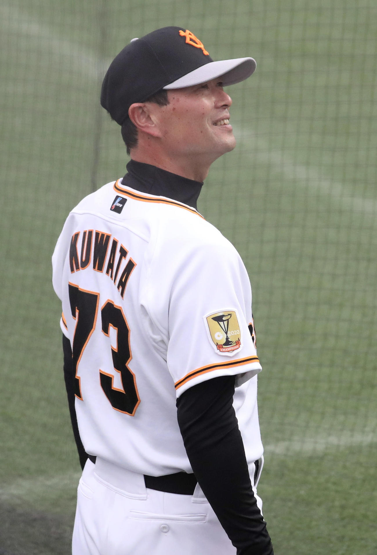 報道陣に背番号73のユニホームを披露する桑田投手チーフコーチ補佐（撮影・狩俣裕三）