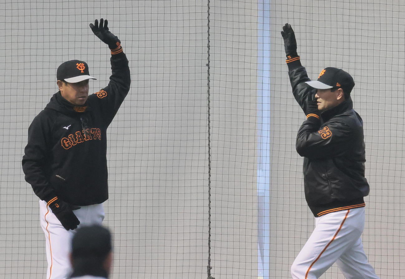 身ぶり手ぶりを交えて話す巨人宮本投手チーフコーチ（左）と桑田投手チーフコーチ補佐（撮影・足立雅史）