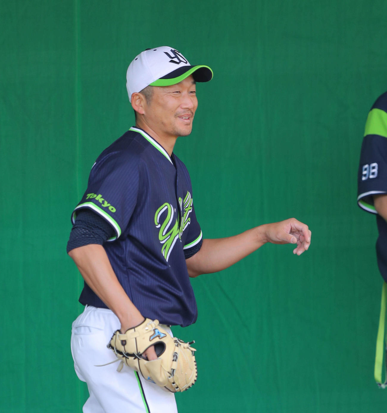 古田臨時コーチに球を受けてもらい笑顔を見せるヤクルト石川（撮影・河田真司）