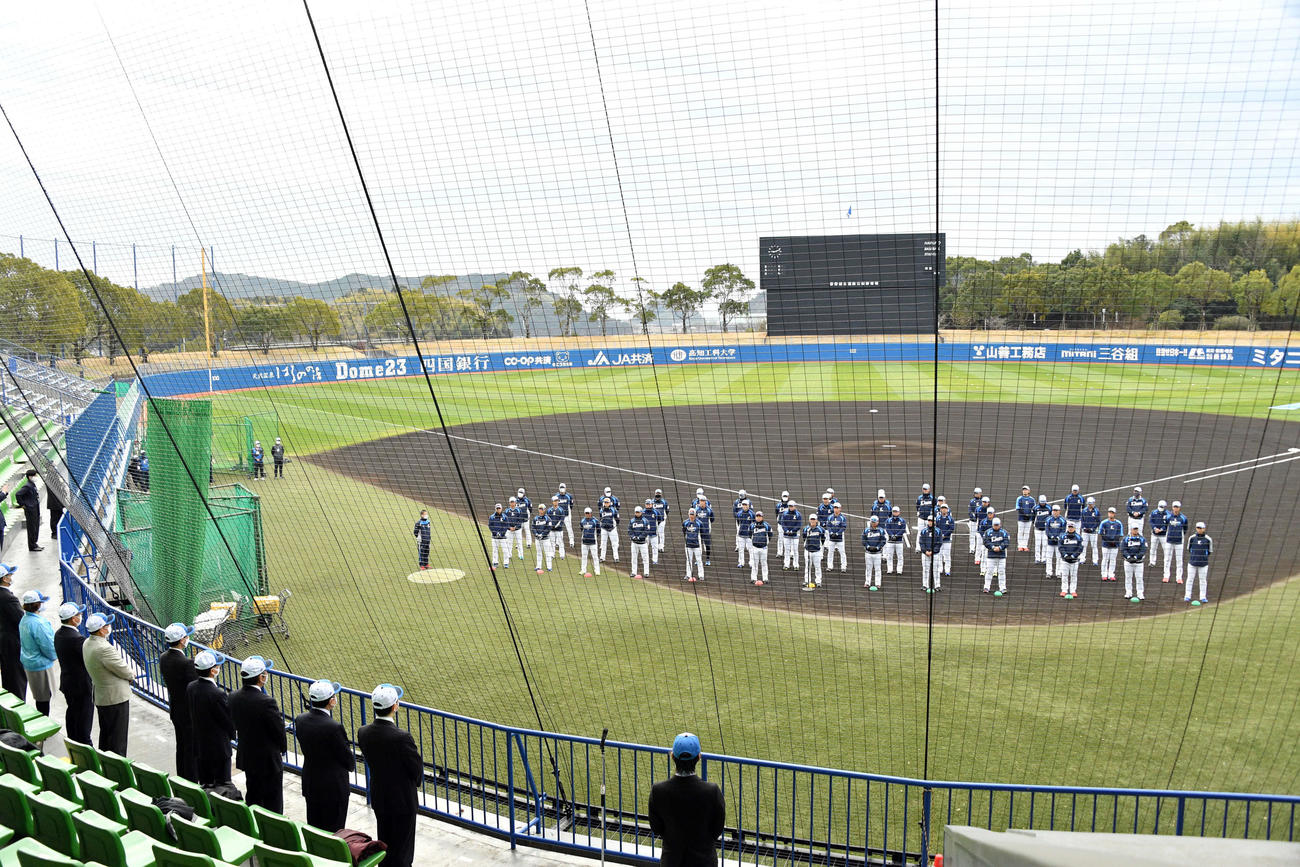歓迎セレモニーを受ける西武2軍ナイン（撮影・滝沢徹郎）