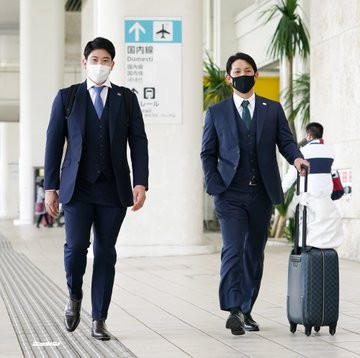 那覇空港に到着した巨人菅野（左）と小林