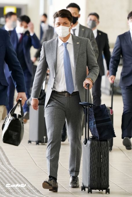 那覇空港に到着した巨人坂本