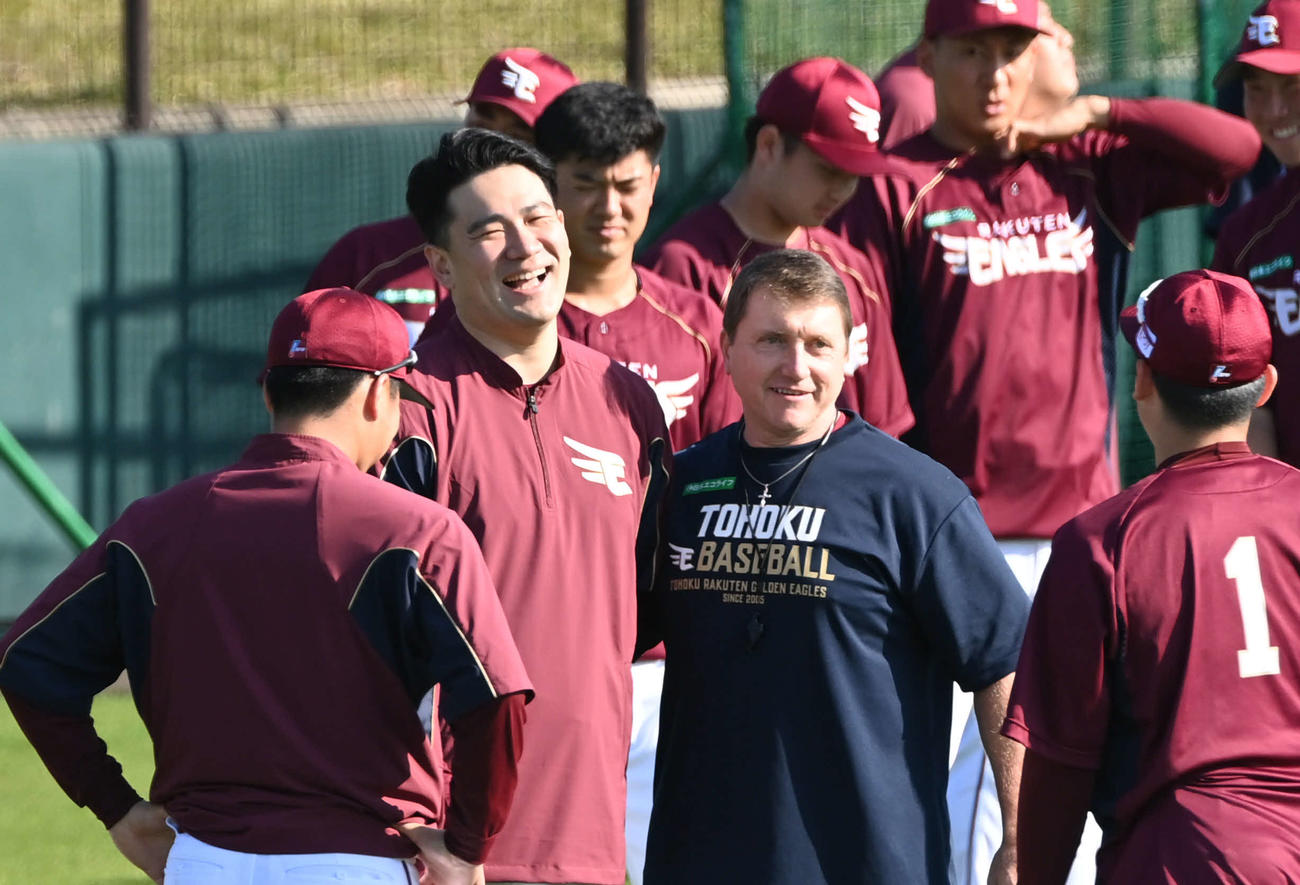 楽天キャンプに合流し笑顔の田中将（撮影・山崎安昭）