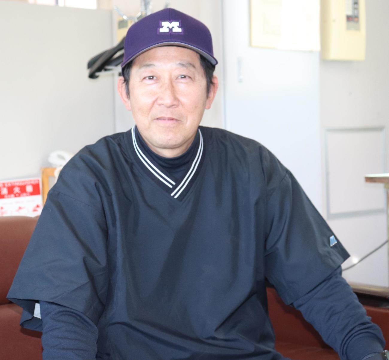 母校・明大のコーチに就任した元巨人の福王氏（撮影・古川真弥）