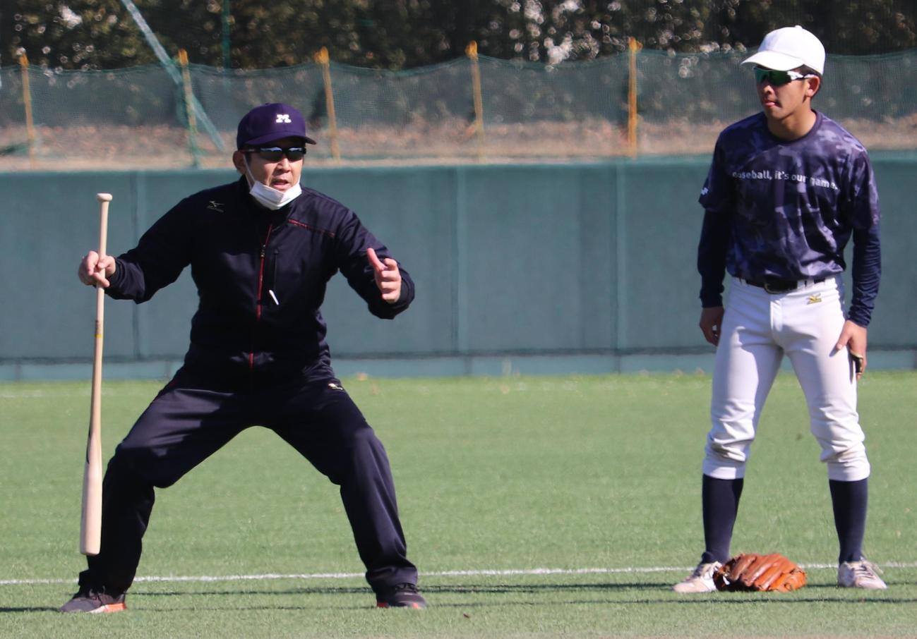 母校・明大のコーチに就任し、身ぶりを交えながら指導する元巨人の福王氏（左）（撮影・古川真弥）