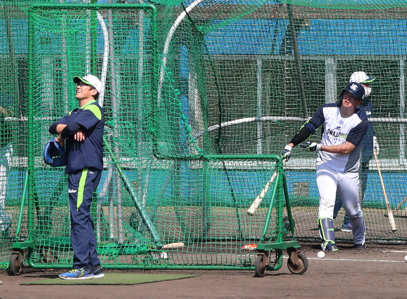 ランチ特打でヤクルト村上（右）の打撃投手を務める古田臨時コーチ（撮影・河田真司）
