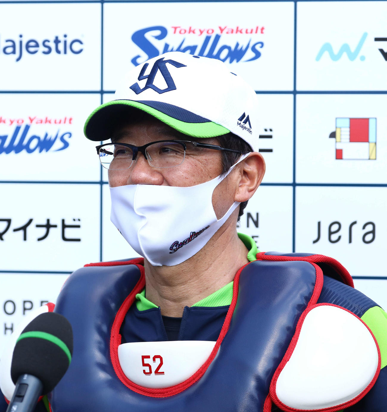 ヤクルト石川の捕手を務めた古田臨時コーチはインタビューで笑顔を見せる（撮影・河田真司）