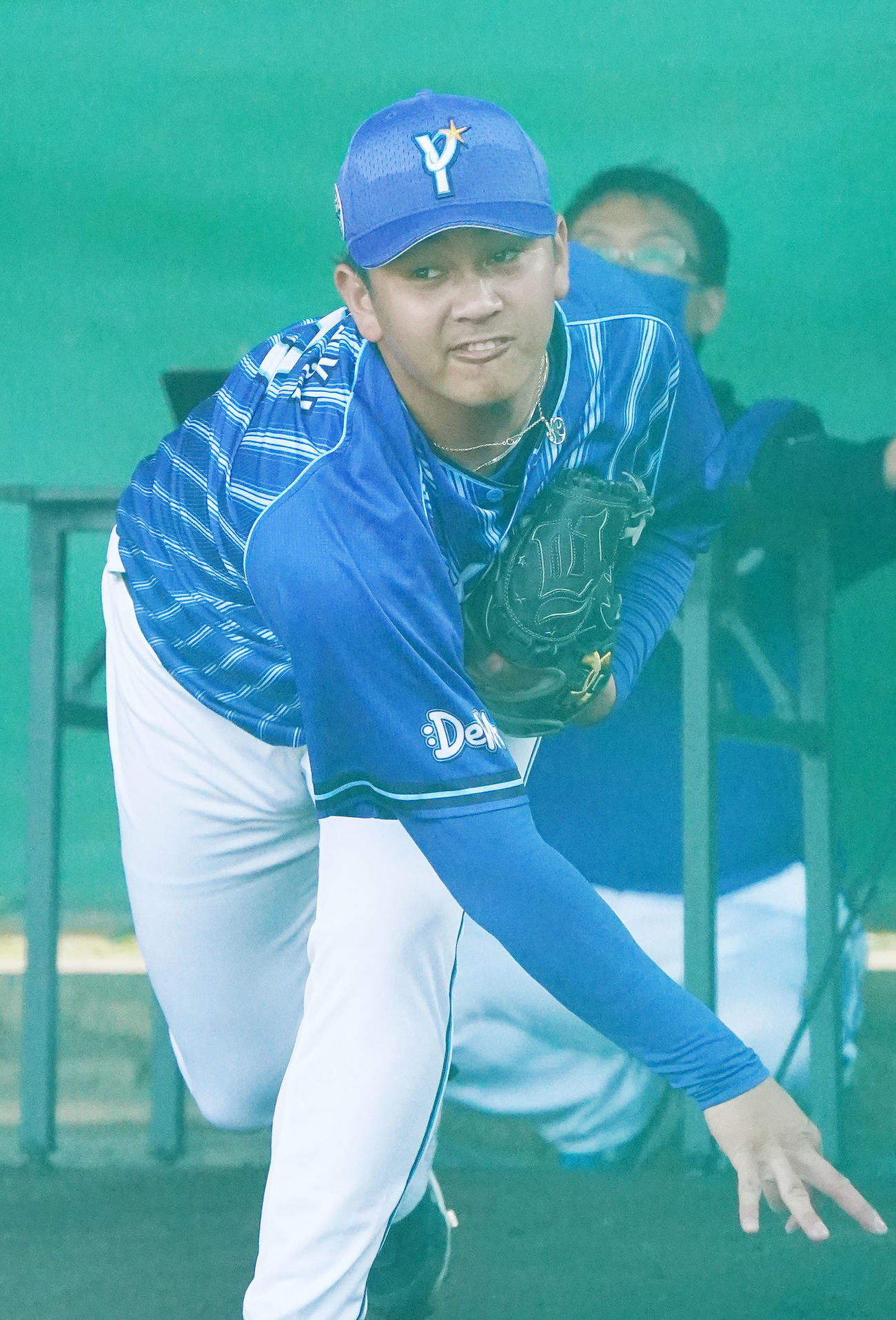 チェンジアップを投げるDeNA山崎（撮影・横山健太）
