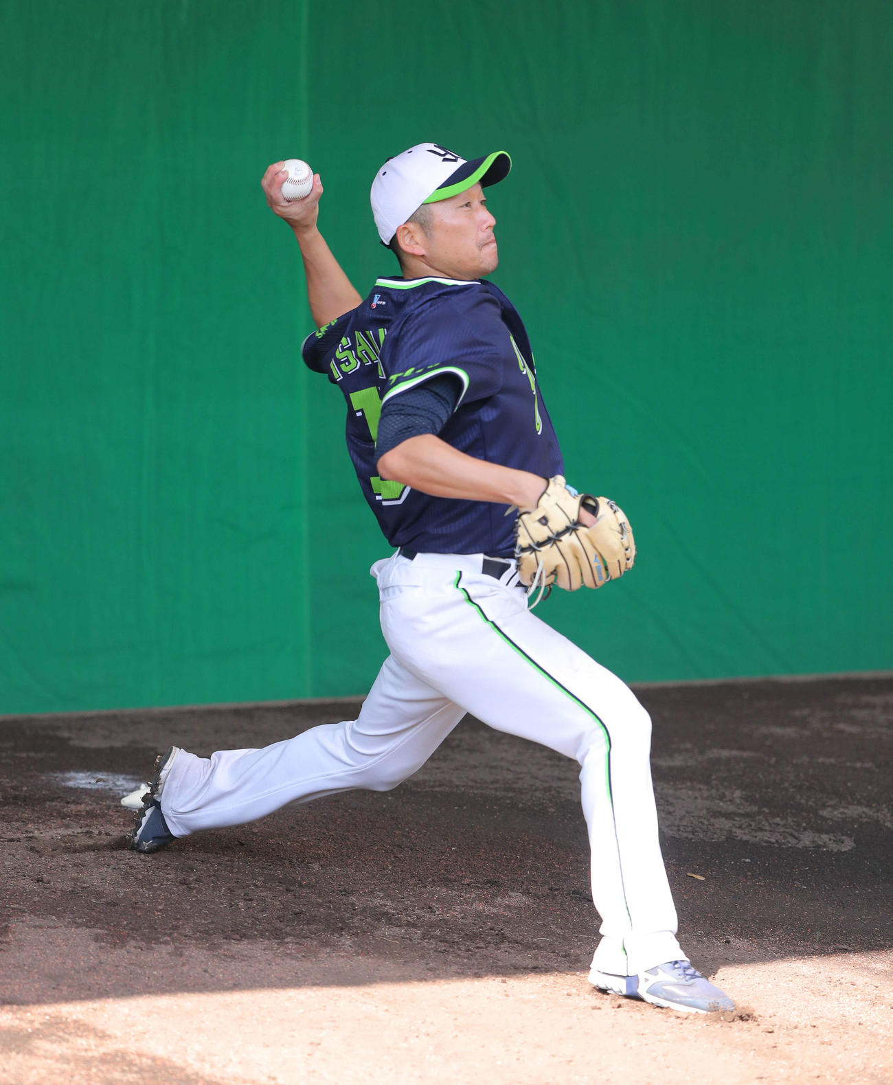 ブルペン投球するヤクルト石川（撮影・河田真司）