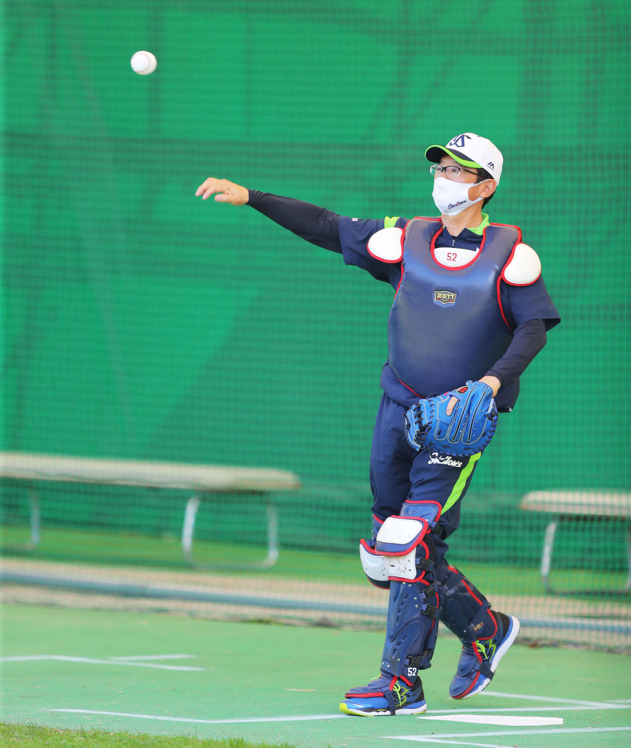 ブルペンでヤクルト石川の球を受ける古田臨時コーチ（撮影・河田真司）