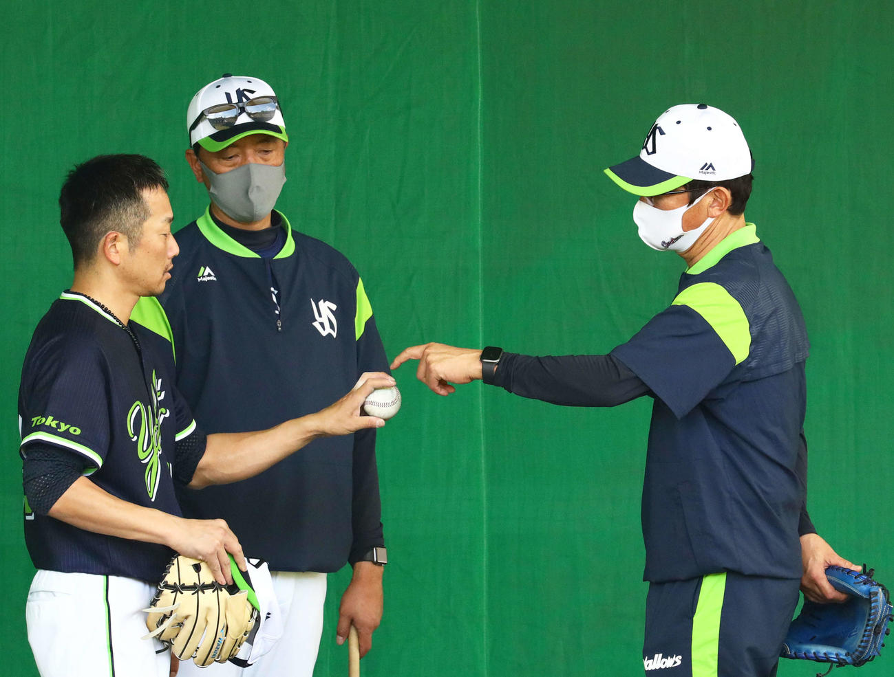 ブルペン投球を終えたヤクルト石川（左）に指南する古田臨時コーチ（右）と伊藤投手コーチ（撮影・河田真司）