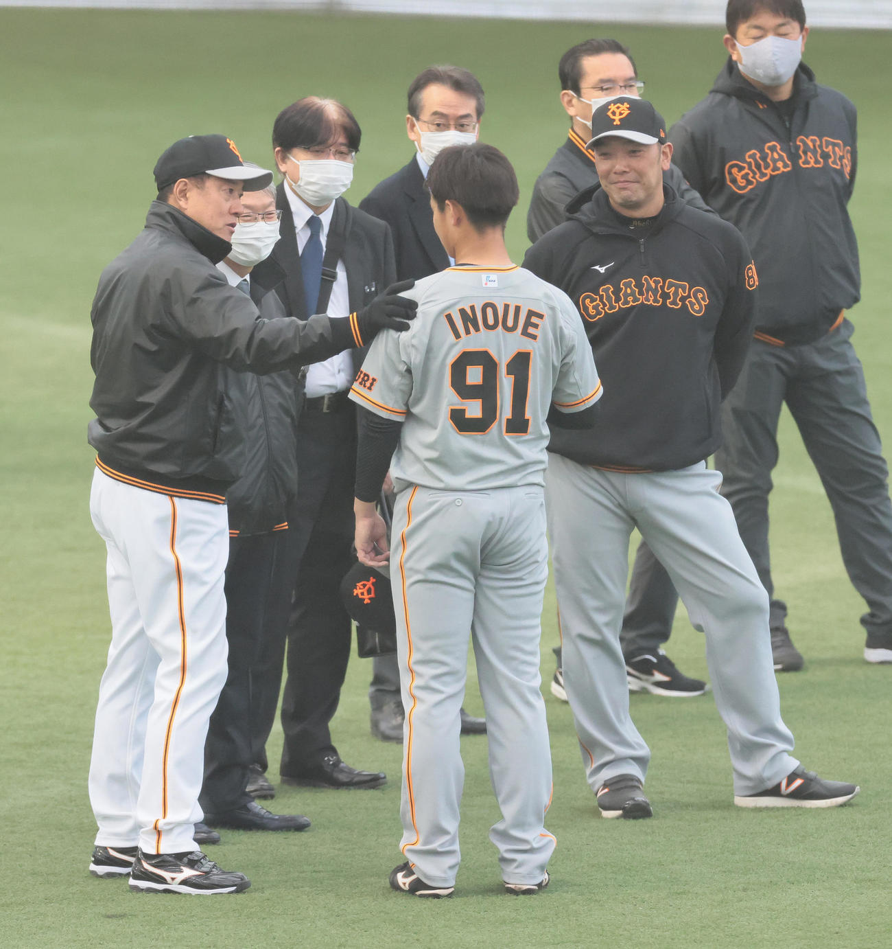 室内練習場で巨人井上（中央）と話す原監督（左）。右は阿部2軍監督（撮影・足立雅史）