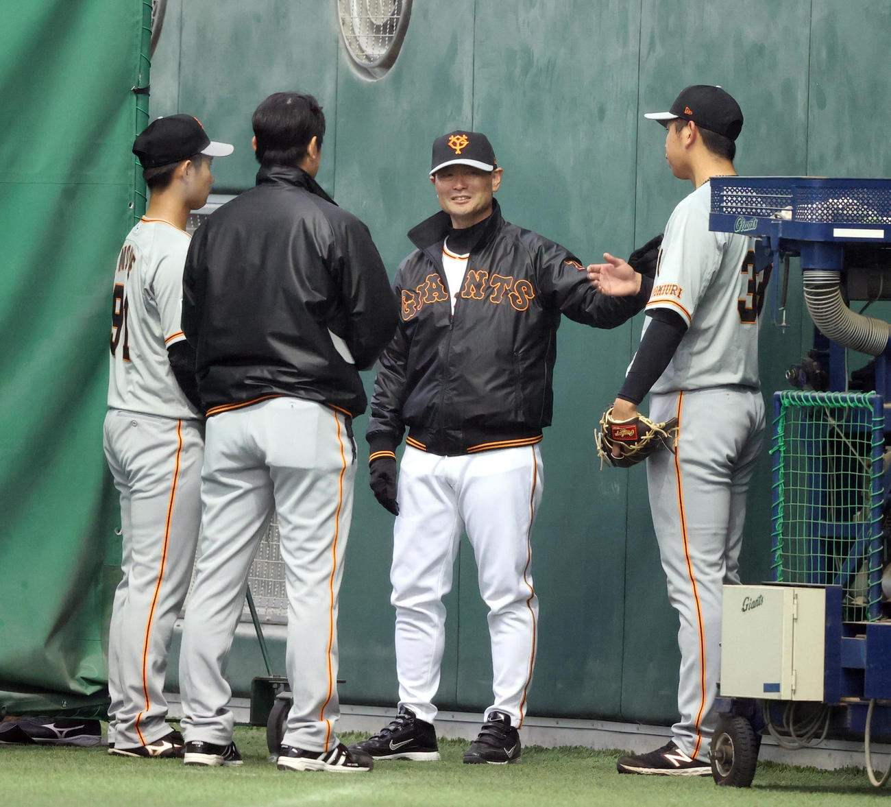 ブルペンで投げ終えた、井上（左）と太田龍に話しかける桑田投手チーフコーチ補佐（撮影・狩俣裕三）
