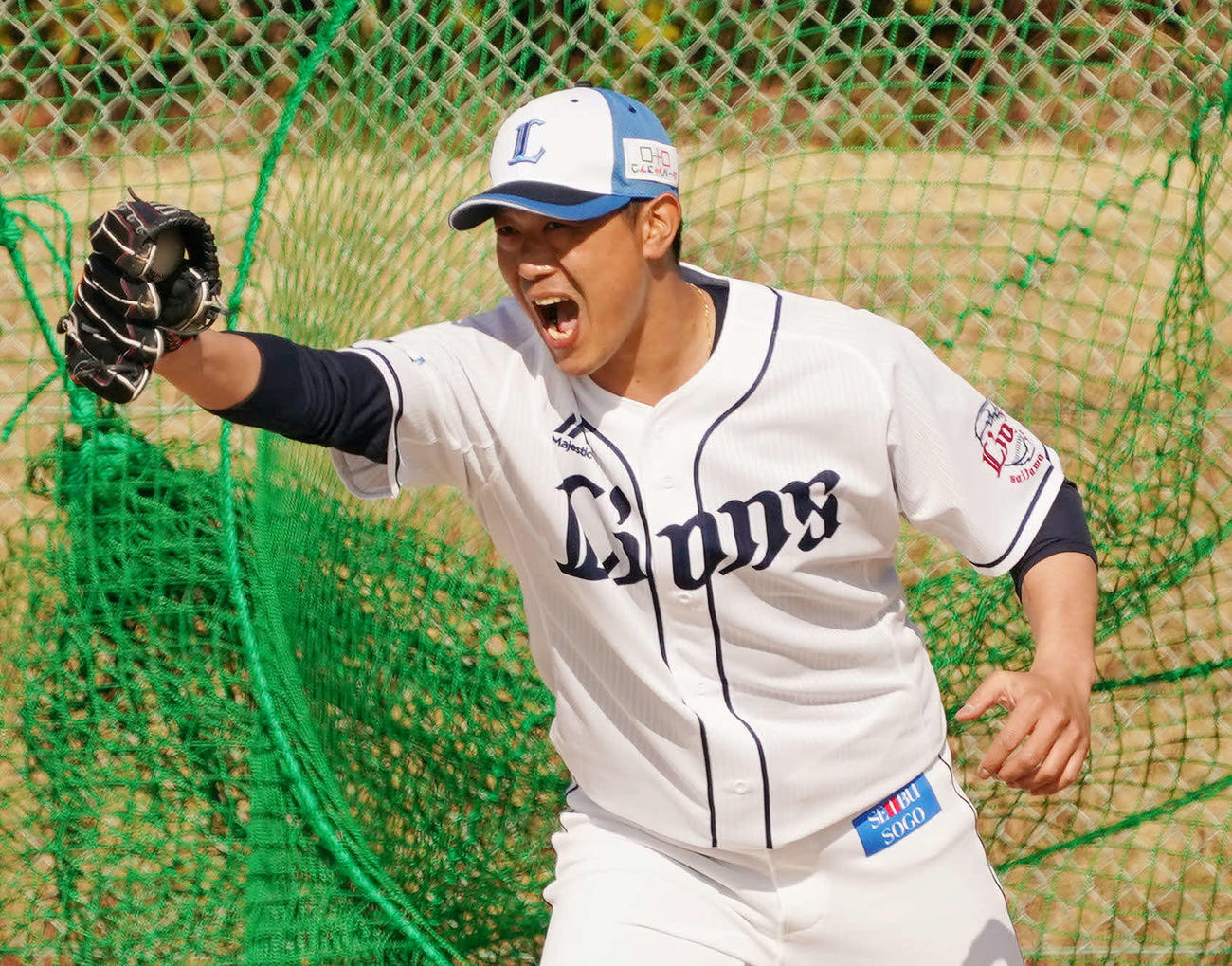 投内連係で声を出す西武内海（撮影・滝沢徹郎）
