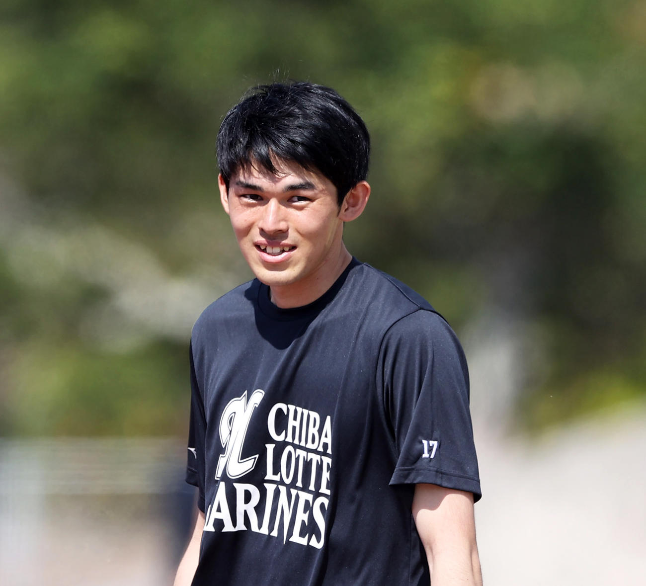 別メニュー調整のロッテ佐々木朗希は笑顔を見せながら引き揚げる（撮影・垰建太）