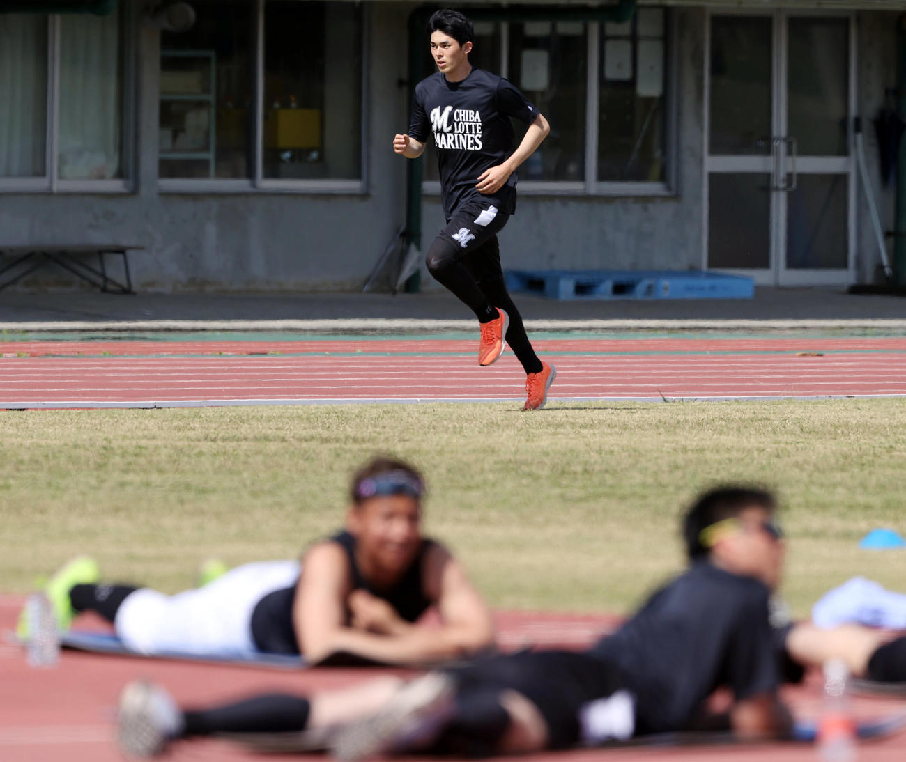 別メニュー調整のロッテ佐々木朗は芝生を走り込む（撮影・垰建太）