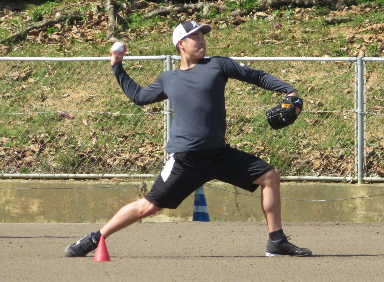 石垣島キャンプでキャッチボールを行うロッテ西野（撮影・金子真仁）