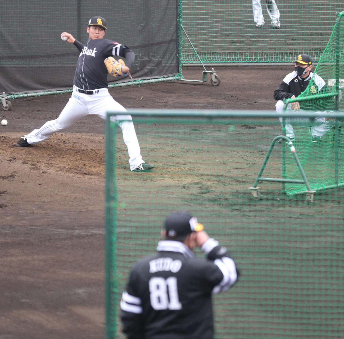 フリー打撃に登板した杉山。手前は工藤監督（撮影・梅根麻紀）