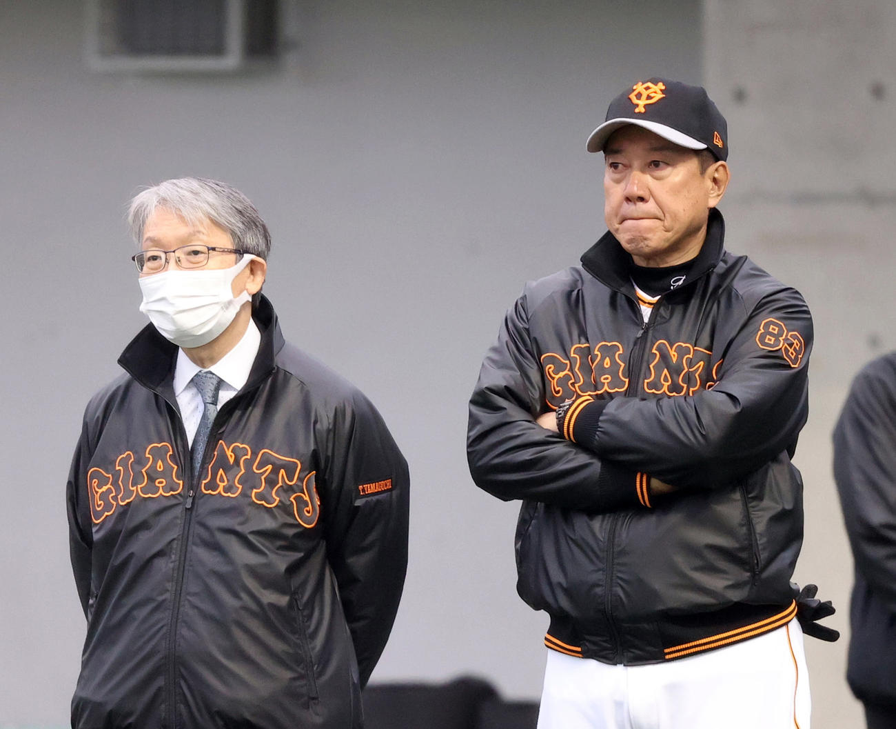 練習を見つめる山口オーナー（左）と原監督（撮影・狩俣裕三）