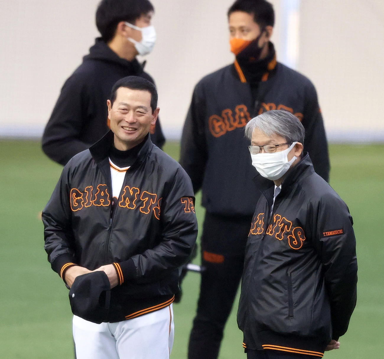 練習前、山口オーナー（右）と話をする桑田投手チーフコーチ補佐（撮影・狩俣裕三）