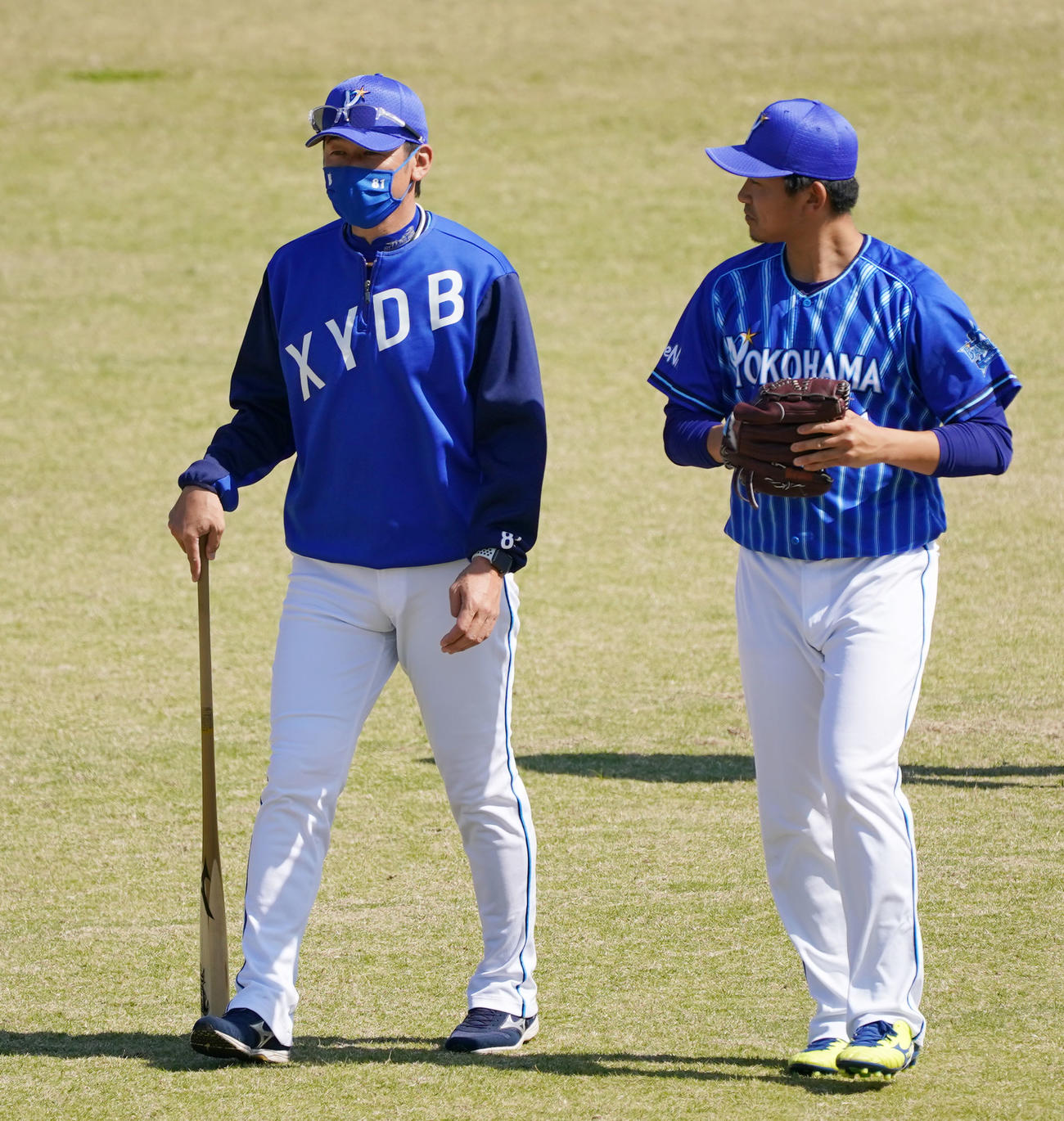 DeNA今永（右）と会話を交わす三浦監督