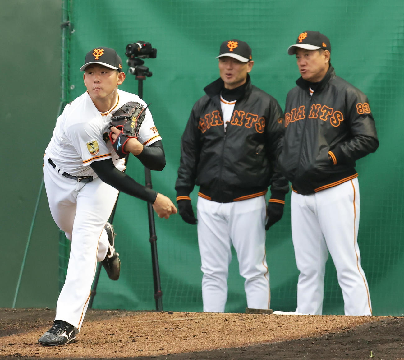 巨人平内（左）のブルペン投球を見つめる桑田投手チーフコーチ補佐（中央）と原監督