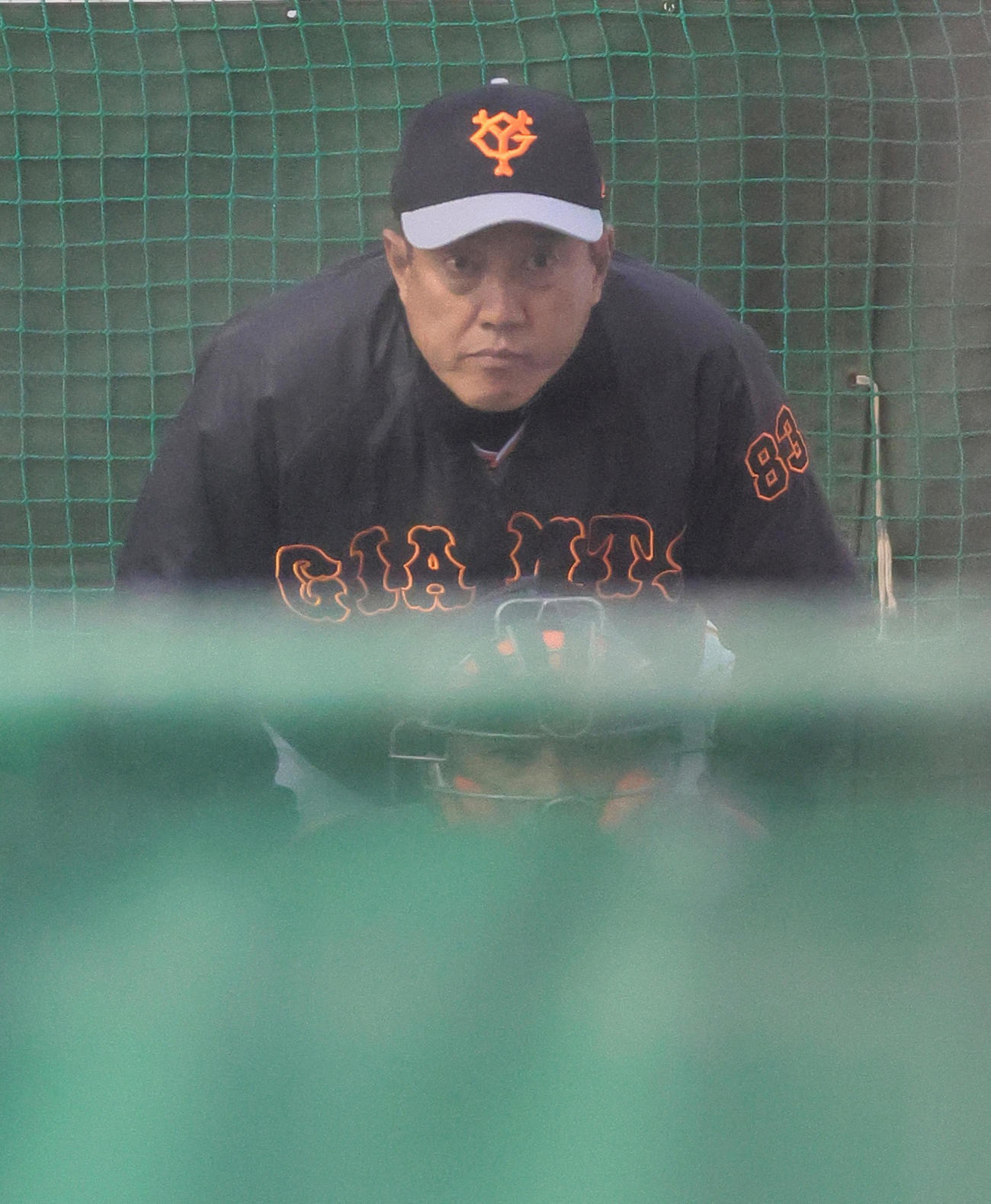 ブルペンで捕手の後ろから球筋を見つめる巨人原監督（撮影・足立雅史）