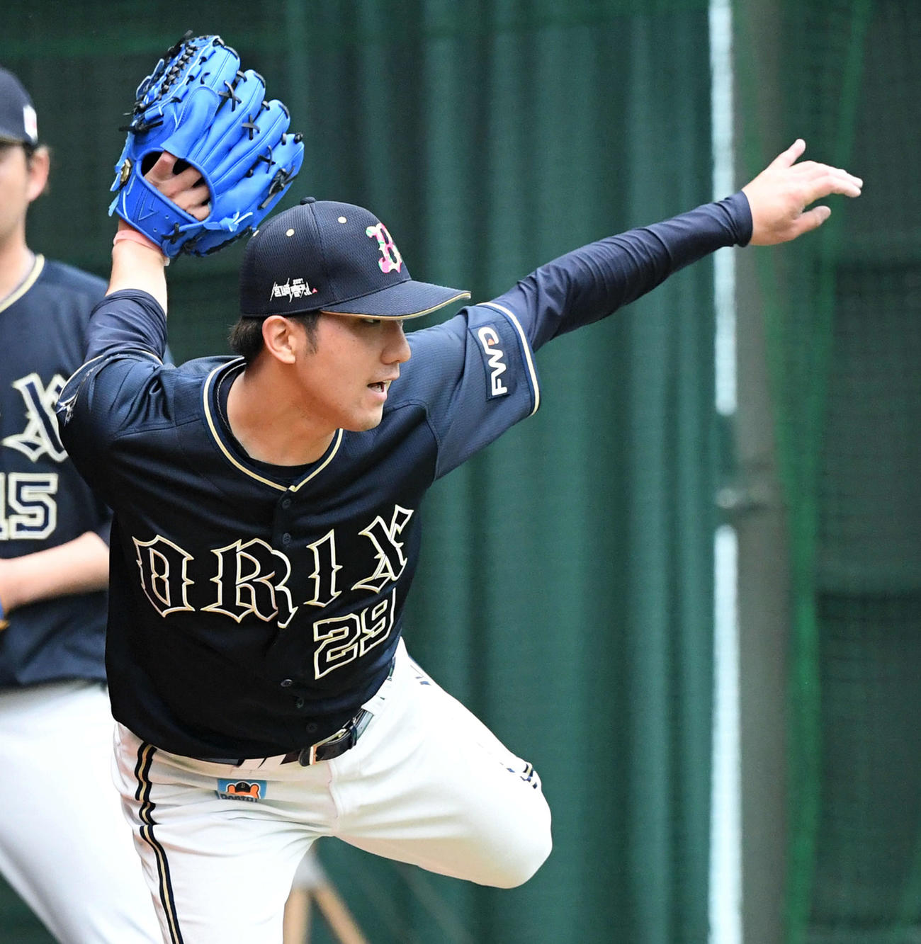 ブルペンで投球練習を行うオリックス田嶋（撮影・前岡正明）