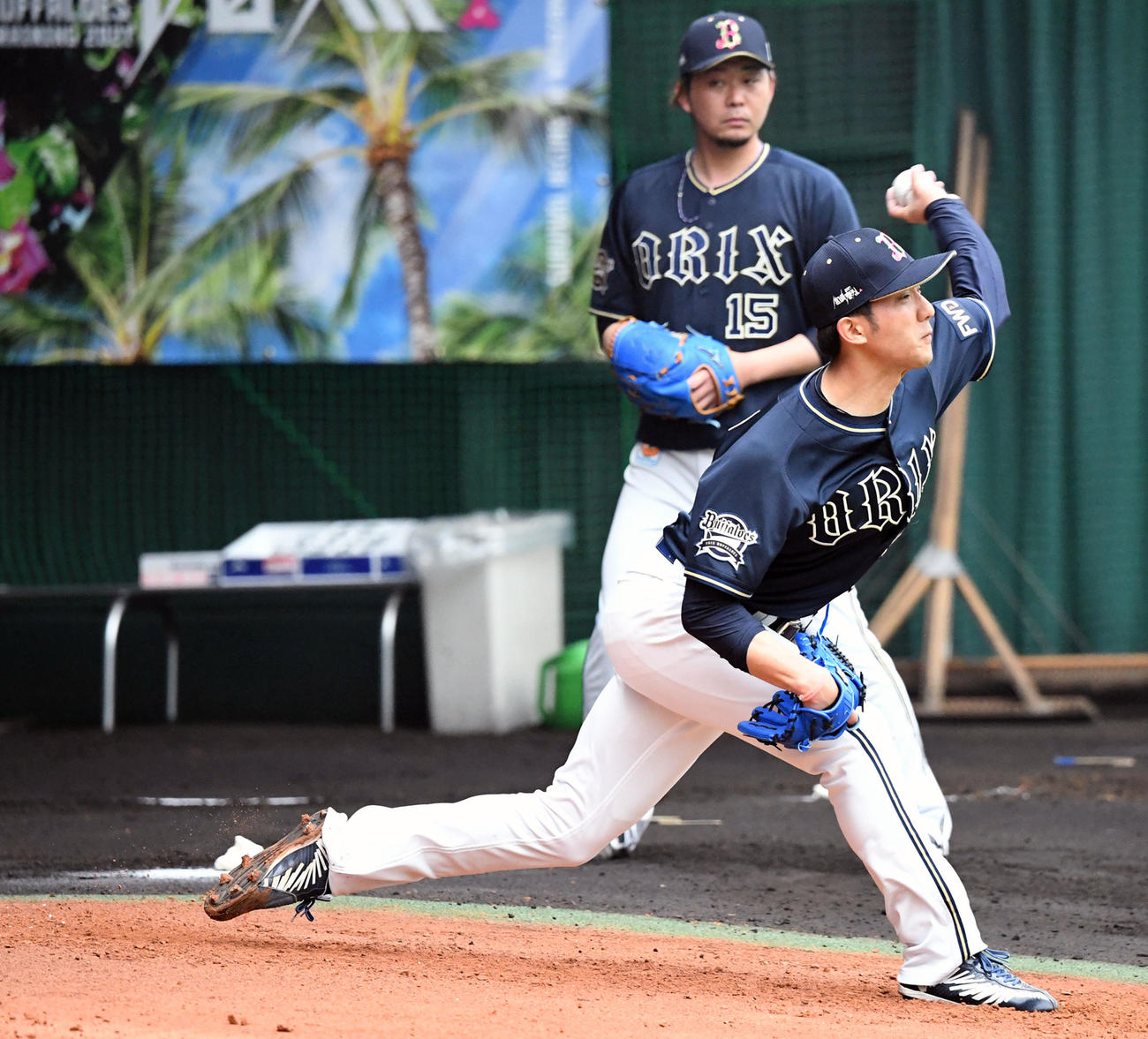 ブルペンで投球練習を行うオリックス田嶋（撮影・前岡正明）