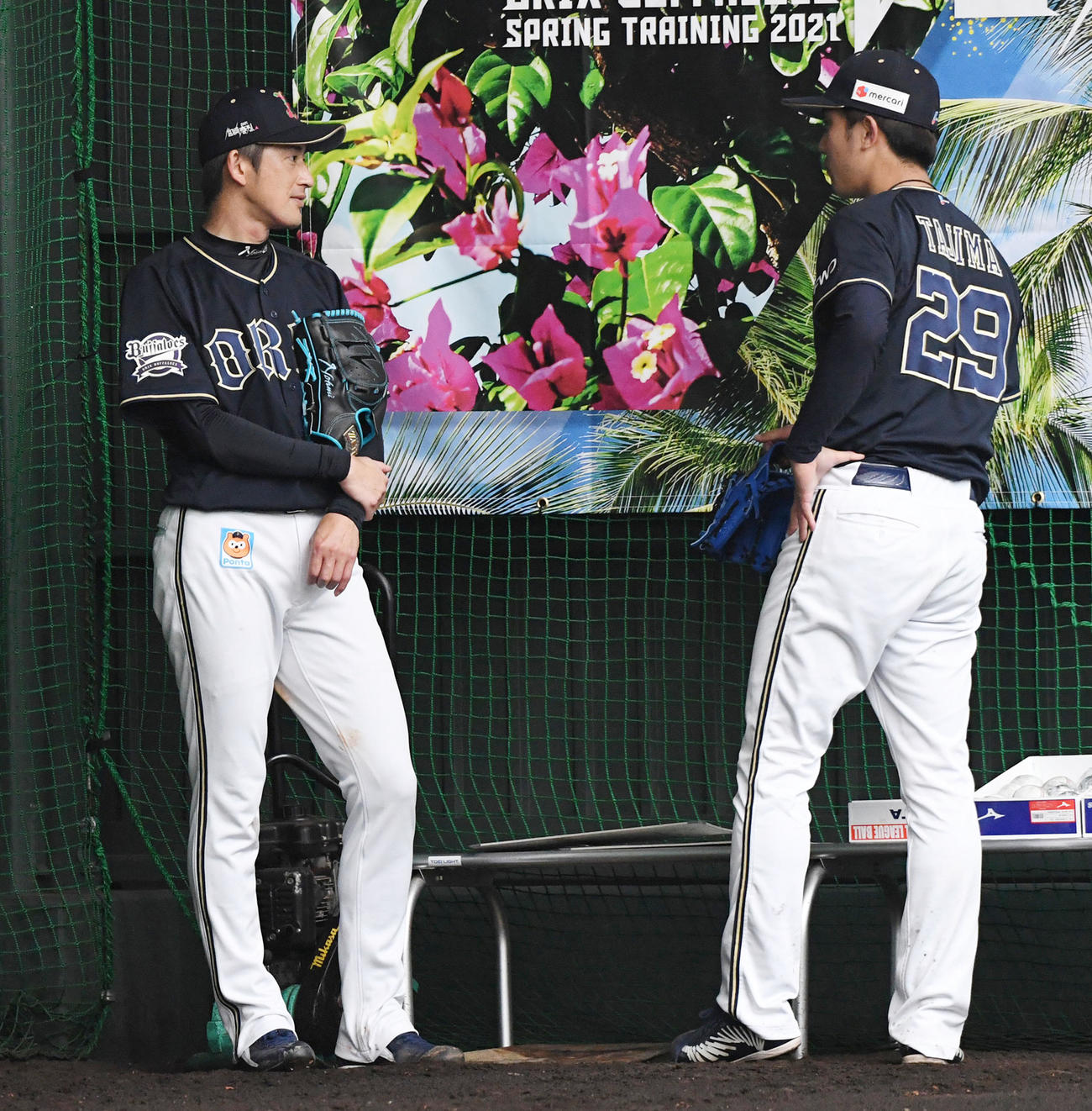 投球練習を終えた田嶋（右）と笑顔で話すオリックス能見投手兼任コーチ（撮影・前岡正明）