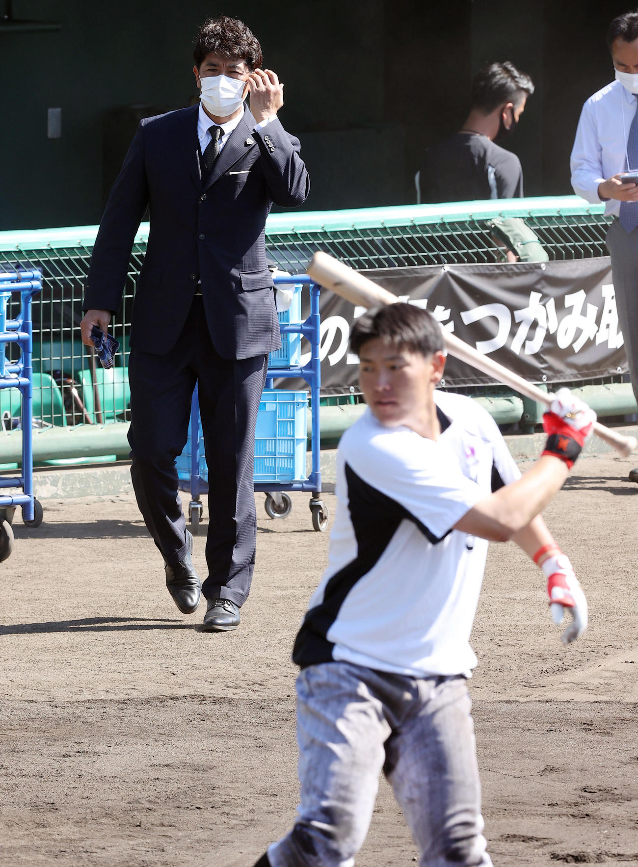ロッテ安田（手前）ら野手陣の練習を視察する侍ジャパン稲葉監督（撮影・垰建太）
