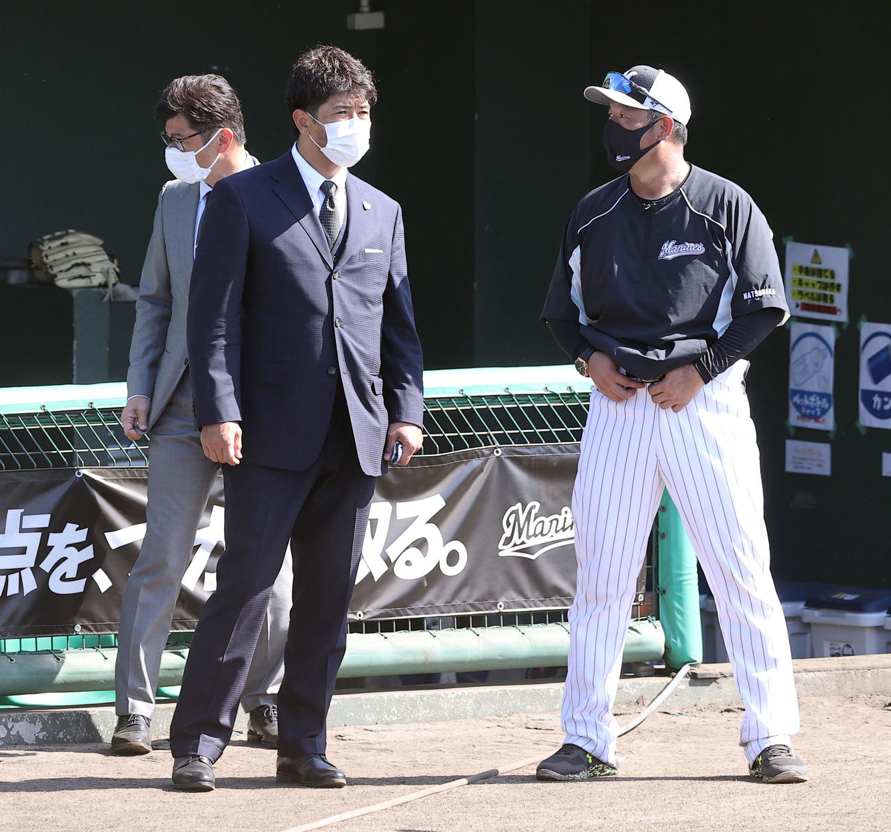 ロッテキャンプを視察に訪れた侍ジャパン稲葉監督（中央）は松中臨時コーチ（右）と言葉を交わす（撮影・垰建太）