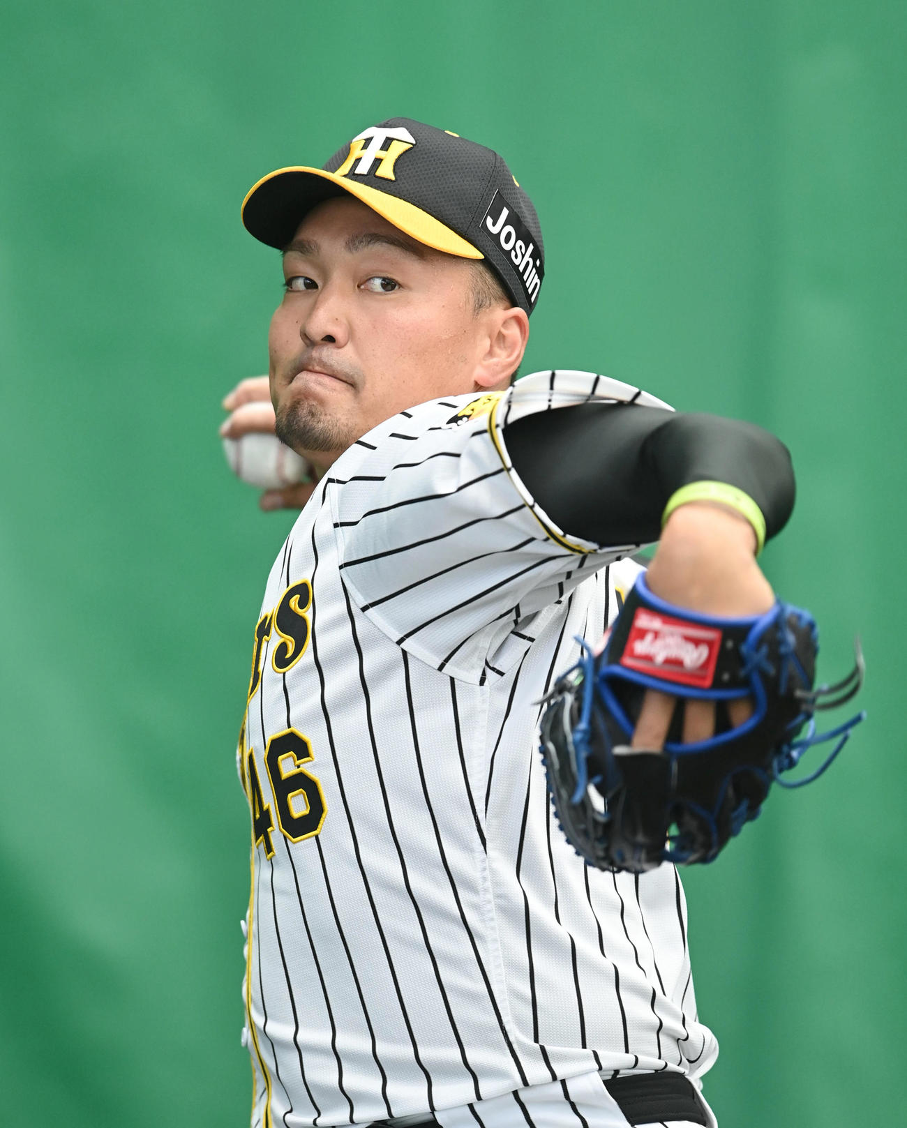 ブルペンで投球する阪神秋山（代表撮影）