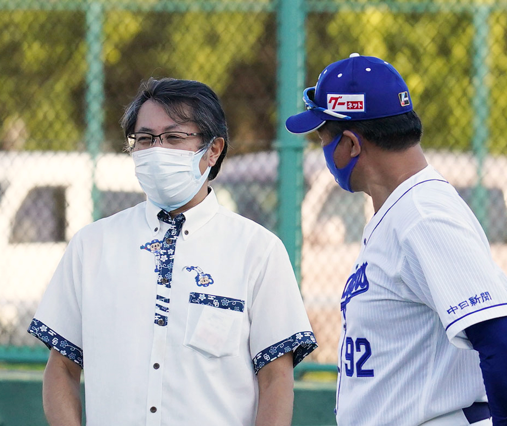 与田剛監督（右）と言葉を交わす大島宇一郎オーナー（撮影・森本幸一）