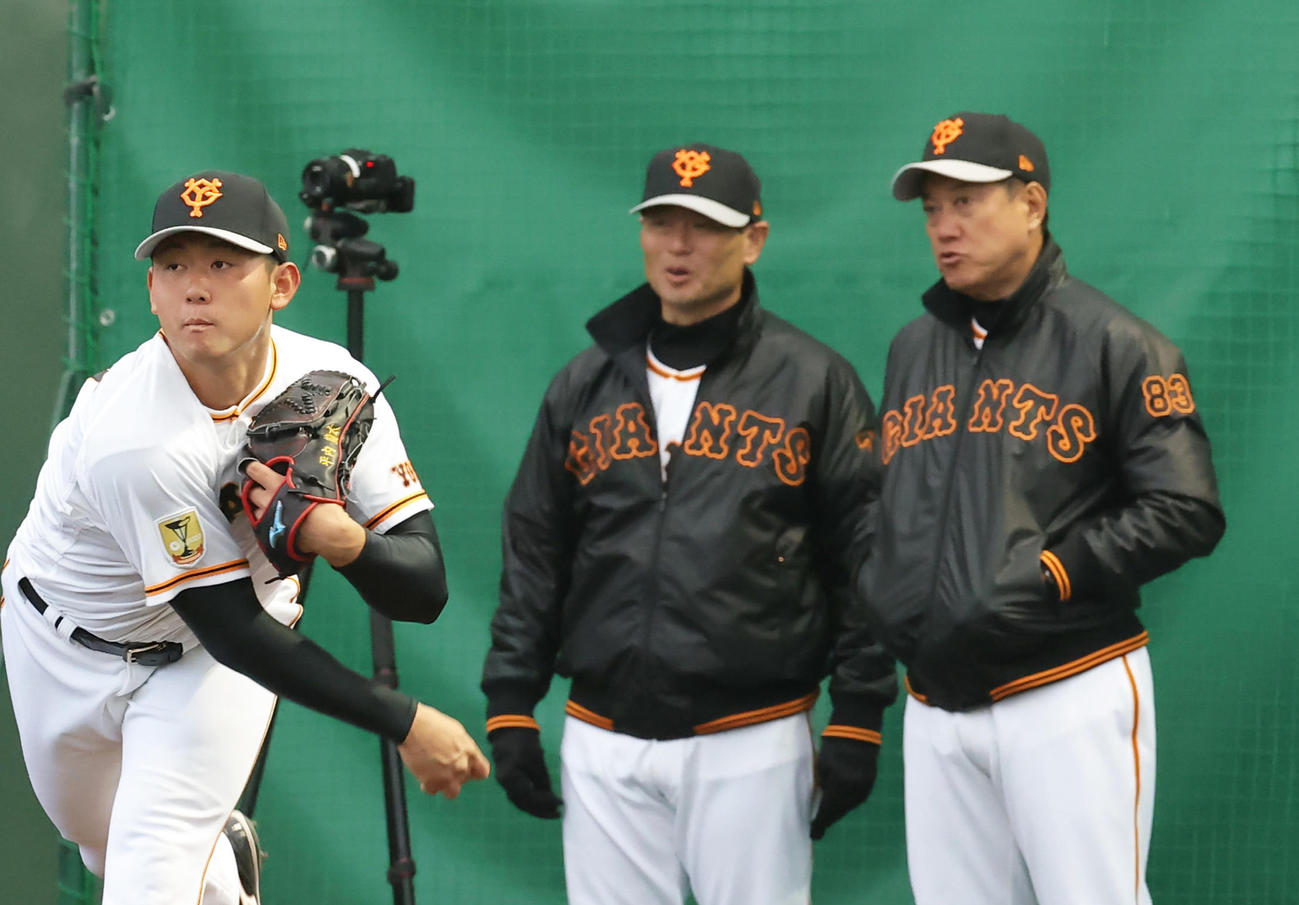 巨人平内（左）のブルペン投球を見つめる桑田投手チーフコーチ補佐（中央）と原監督