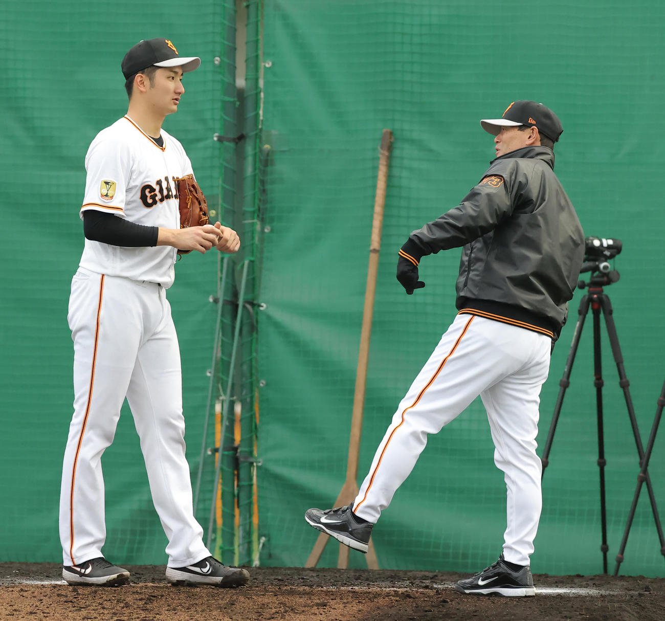 巨人横川（左）に投球指導する桑田真澄投手チーフコーチ補佐