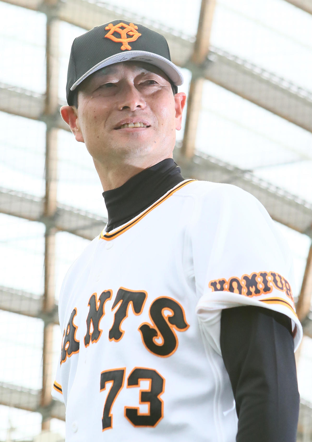 背番号「73」のユニホーム姿を披露した巨人桑田投手チーフコーチ補佐（撮影・足立雅史）
