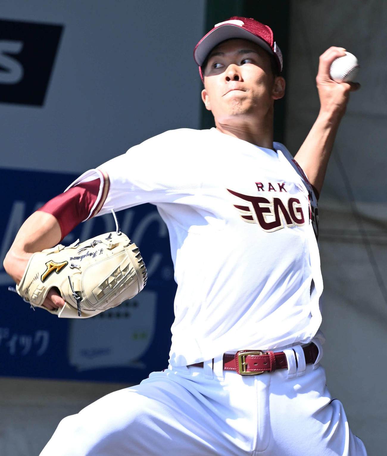 ブルペン投球をする楽天早川（撮影・山崎安昭）