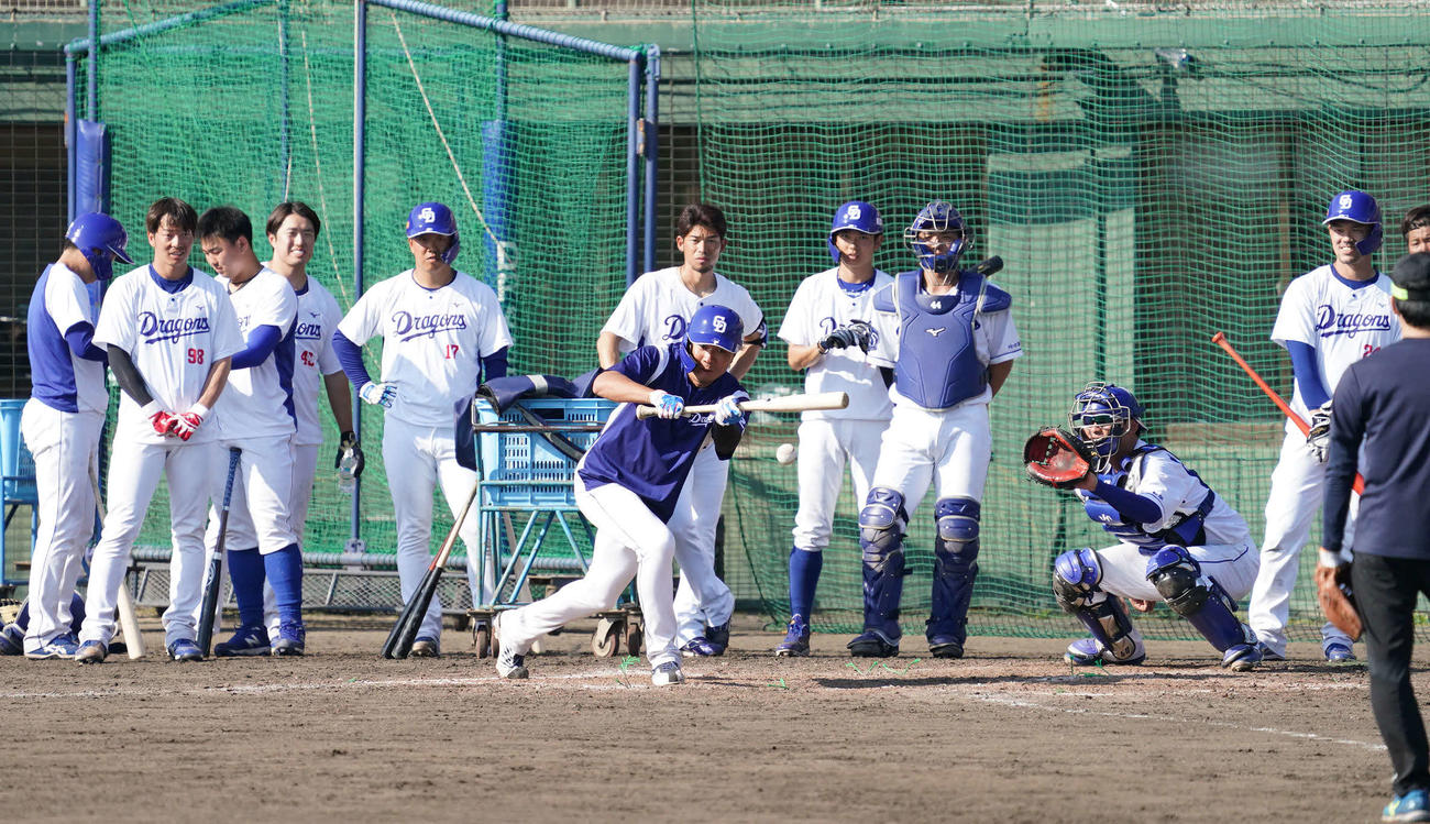 実戦形式でバント練習をする大野雄ら中日投手陣（撮影・森本幸一）