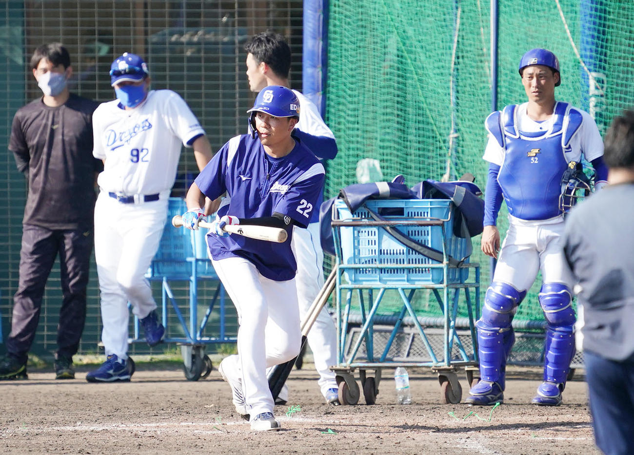 メイングラウンドでバント練習をする大野雄大ら投手陣（撮影・森本幸一）