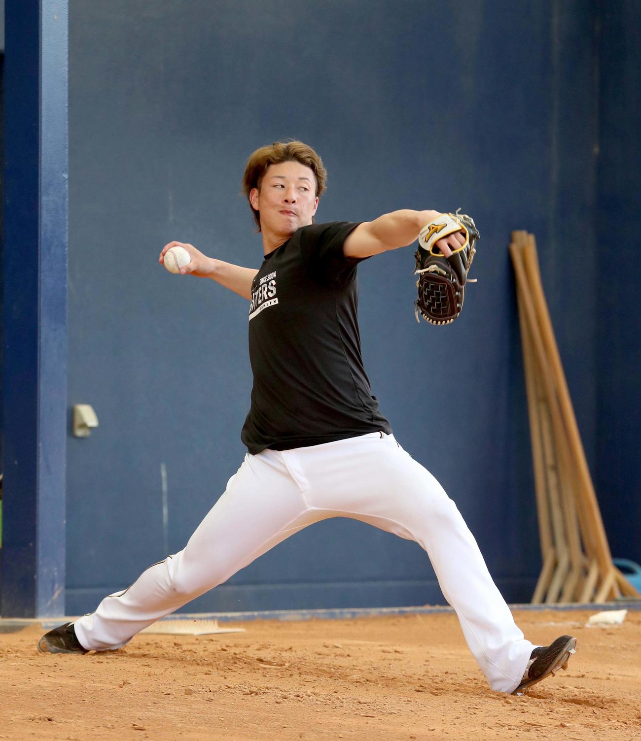 ブルペンで投球する日本ハム吉田（撮影・佐藤翔太）