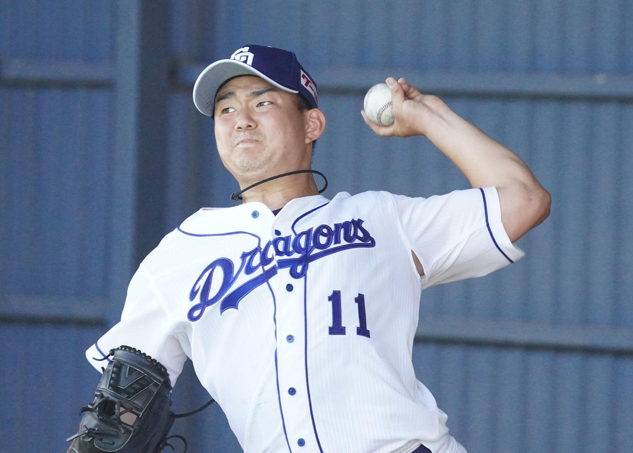 投球練習をする小笠原慎之介（撮影・森本幸一）