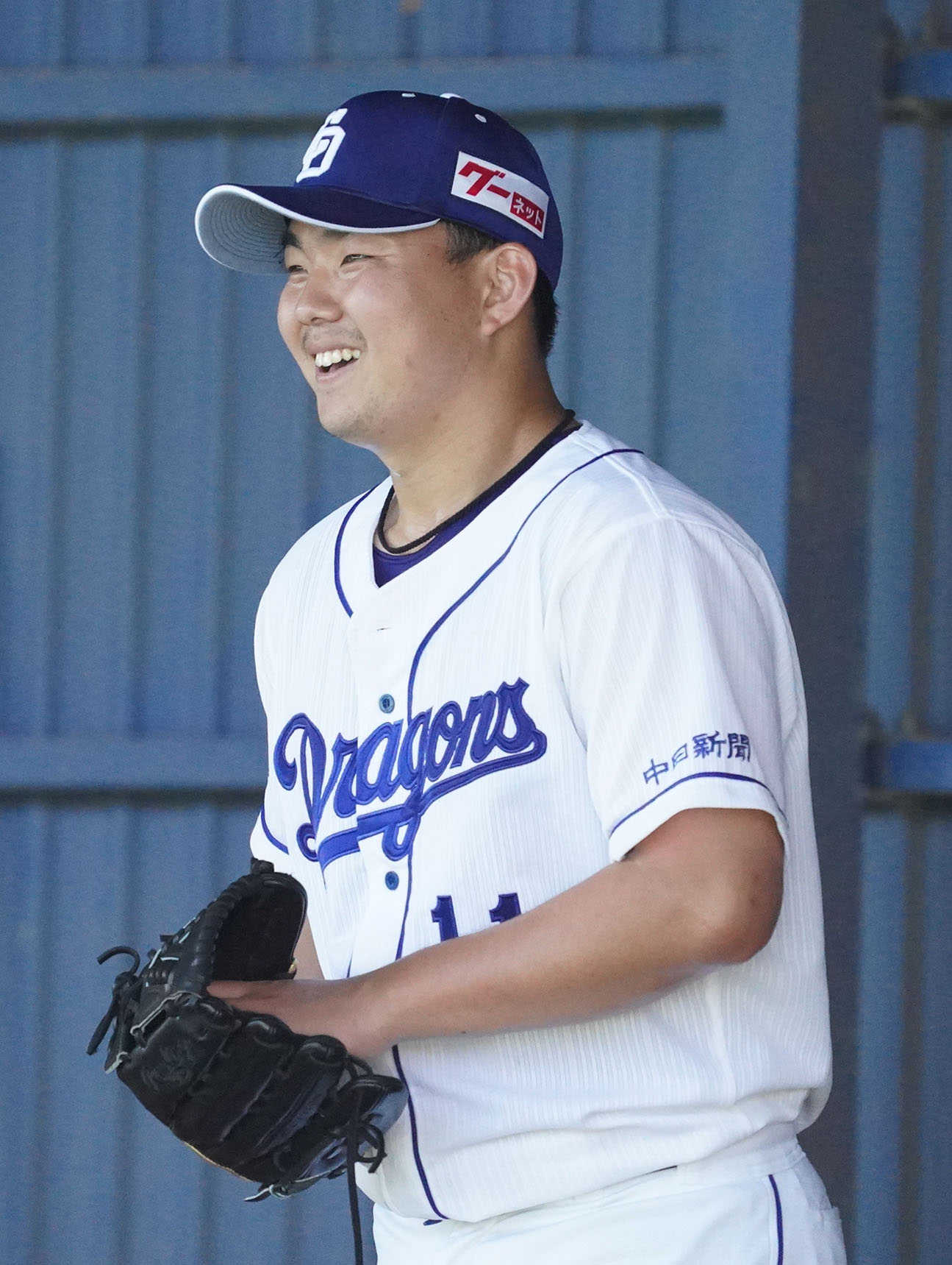 投球練習の合間に明るい表情を見せる小笠原慎之介（撮影・森本幸一）
