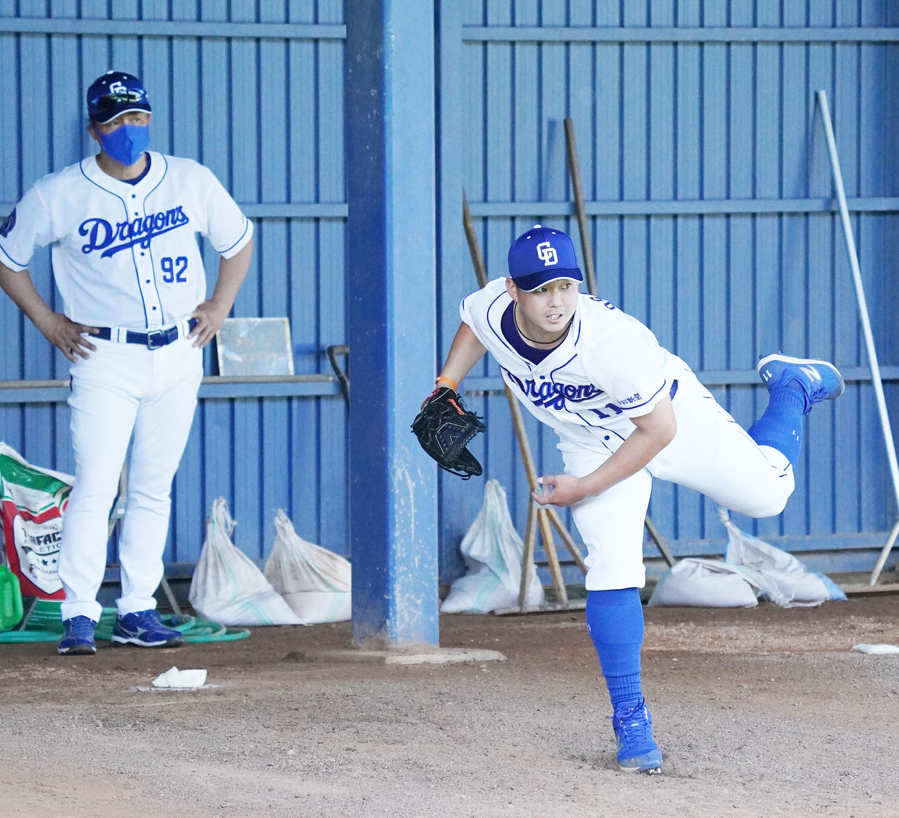 与田監督（左）の前で170球を投げ込んだ小笠原（撮影・森本幸一）