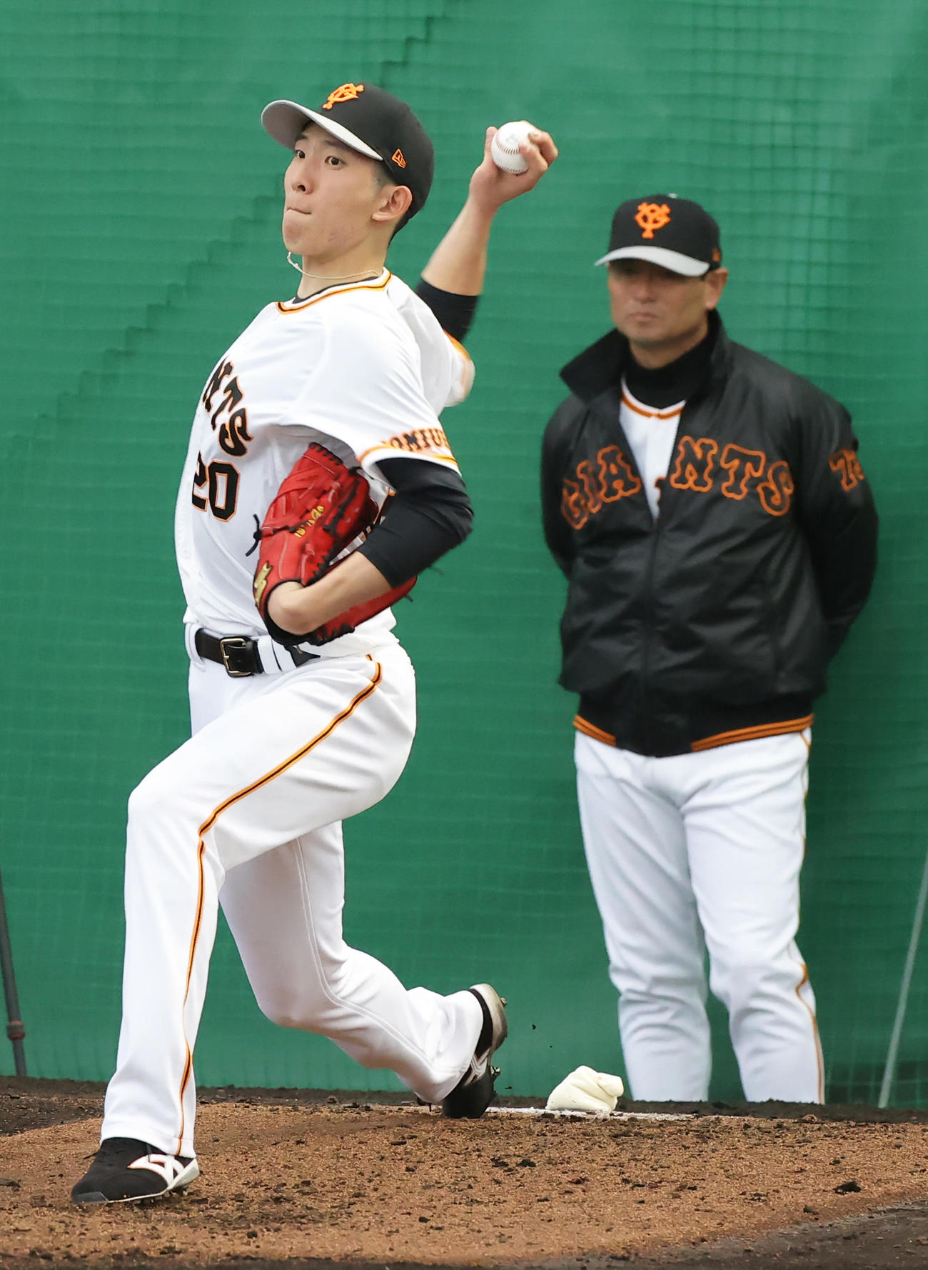 巨人戸郷（左）のブルペンを見つめる桑田投手チーフコーチ補佐