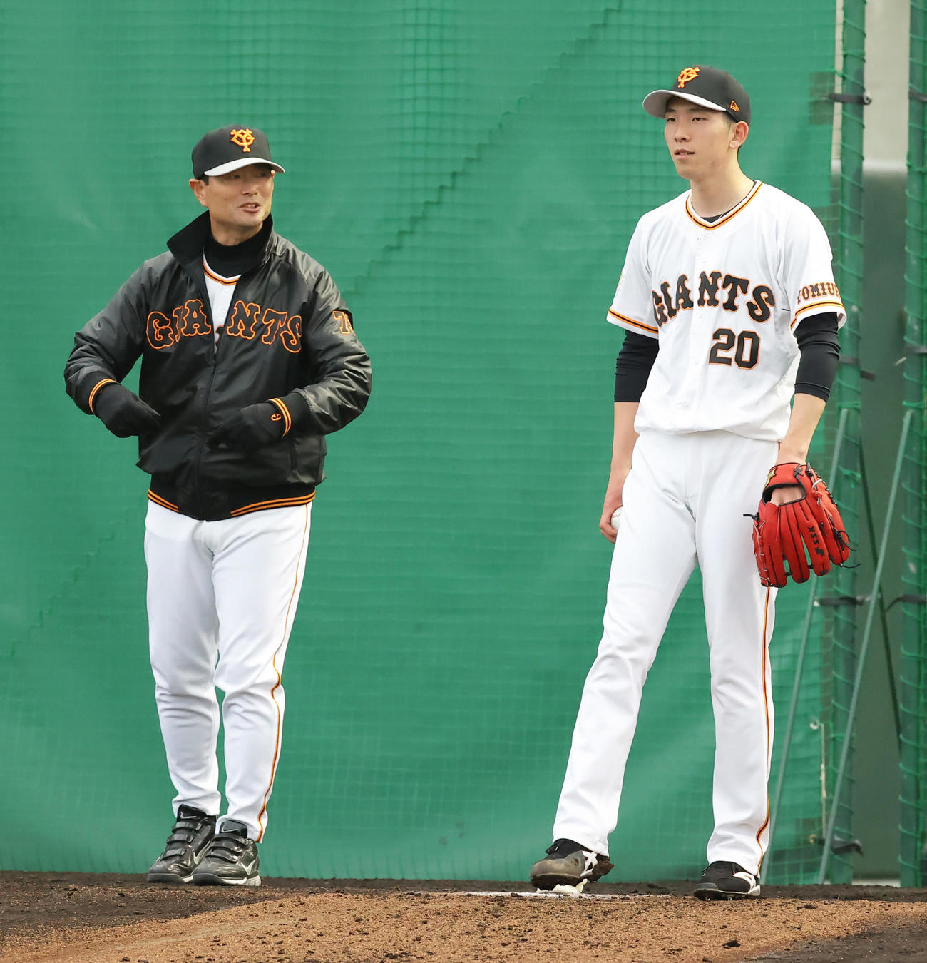巨人戸郷（右）に声をかける桑田投手チーフコーチ補佐